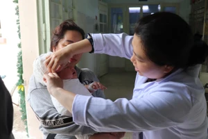 Bé trai 2 tuổi bị bỏng nặng 60% cơ thể, được ghép da từ mẹ ruột 