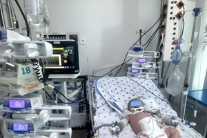 Bé gái 7 tháng tuổi bị sốc sốt xuất huyết nặng, phải thở máy