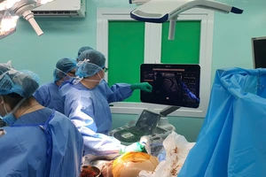 Lần đầu tiên cứu sống thai nhi mang khối u nhau thai khổng lồ