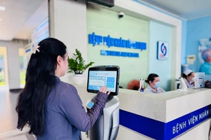 Bệnh viện Nhân dân Gia Định có robot hướng dẫn người dân đến khám bệnh