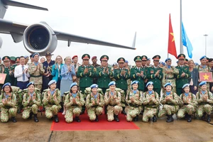 Xúc động tiễn chiến sĩ mũ nồi xanh đi gìn giữ hòa bình Liên hợp quốc