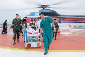 Vượt mưa bão, xuyên đêm đưa bệnh nhân từ Trường Sa về đất liền điều trị