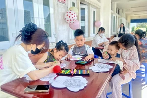 Lớp học vẽ đặc biệt dành cho bệnh nhi ngay hành lang bệnh viện 