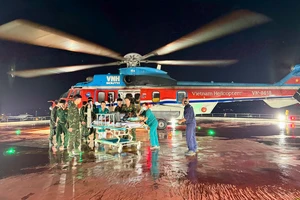 Trực thăng bay xuyên đêm đưa bệnh nhân nhồi máu cơ tim từ Trường Sa về đất liền