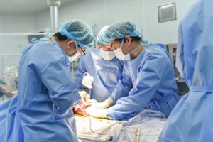 Người cậu tưởng chừng hết hy vọng hồi sinh nhờ cháu ruột hiến gan