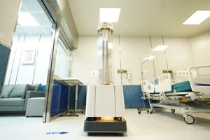 Bệnh viện công đầu tiên tại Việt Nam có robot khử khuẩn UV