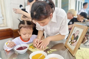 Bệnh nhi vẽ tranh tri ân thầy cô nhân ngày Nhà giáo Việt Nam 20-11