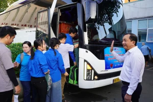 Đoàn xe chở gần 100 y bác sĩ TP.HCM lên đường chi viện Đắk Lắk sau mưa lũ