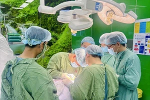 Nam thanh niên liệt tứ chi, phải mổ khẩn sau khi khiêng vật nặng sai tư thế