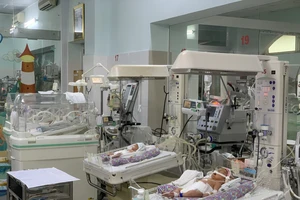 Bé trai sinh non chưa được 1 kg bị viêm ruột hoại tử nguy kịch