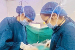 Thiếu nữ 17 tuổi mắc u buồng trứng khổng lồ đe dọa khả năng sinh sản