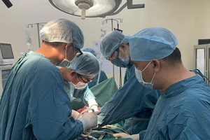 Phẫu thuật triệt căn ung thư bàng quang phức tạp bằng phương pháp hiện đại