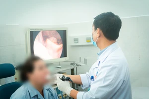 Suýt chết vì ngậm rất nhiều viên C sủi chữa hóc xương cá