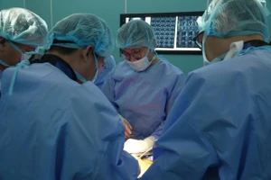 Phẫu thuật thành công ca loạn sản khớp háng 50 năm hiếm gặp nhờ công nghệ in 3D