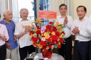 Lãnh đạo TP.HCM thăm, tri ân các cán bộ lão thành ngành y tế