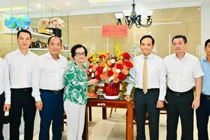 Bí thư Thành ủy TP.HCM Trần Lưu Quang thăm cán bộ lão thành ngành y tế