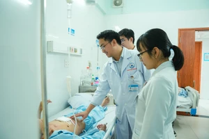 Tự uống thuốc giảm đau tại nhà, 5 ngày sau nhập viện với dạ dày bị thủng 