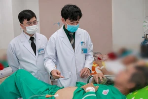 Uống thuốc tan sỏi mua trên mạng chữa sỏi thận, người đàn ông phải nhập viện cấp cứu