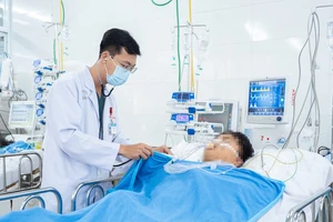 2 thợ lặn trong vụ xe khách lao xuống vực phải mổ cấp cứu, hiện sức khỏe ra sao?