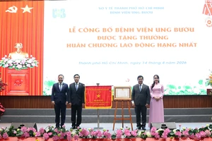 Bệnh viện Ung Bướu TP.HCM đón nhận Huân chương Lao động hạng Nhất