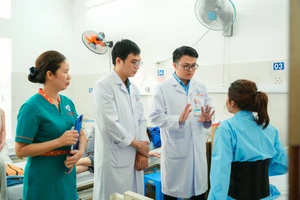 Dáng lưng bất thường, cô gái trẻ đi khám phát hiện vẹo cột sống ngực nghiêm trọng