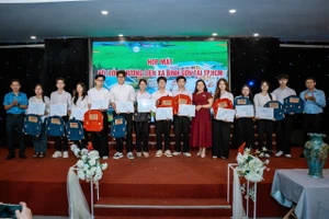 Hội đồng hương liên xã Bình Sơn ở TP.HCM tặng học bổng cho sinh viên Quảng Ngãi