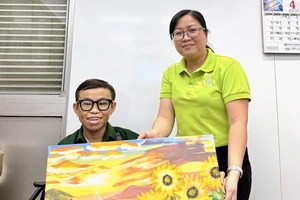 Bức tranh hướng dương gửi gắm tri ân, thắp sáng niềm tin nơi chàng trai chạy thận kiên cường