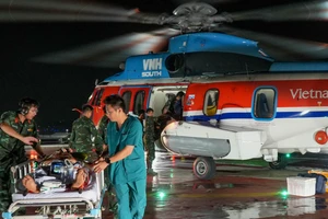 Xuyên lễ bay trực thăng đưa bệnh nhân từ Trường Sa về đất liền điều trị 