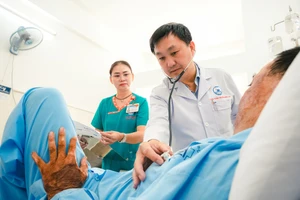 Cứu sống ngoạn mục nam nhân viên giao hàng bị đâm xuyên tim 
