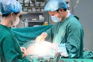 Thiếu nữ 17 tuổi nhập viện với 3 vết thương đâm thấu bụng nguy kịch 