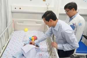 Thứ trưởng Bộ Y tế Nguyễn Tri Thức thăm bé trai 2 tuổi bị bạo hành