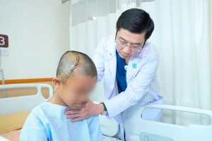 Đau đầu suốt 2 tháng, bé trai được phát hiện có khối u não lớn