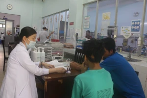 Bé trai nguy kịch vì tăm tre đâm thủng tim, tràn mủ màng tim hiếm gặp