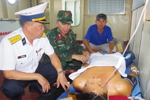 Đưa ngư dân bị tai nạn trên biển về đất liền an toàn