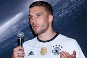 Lukas Podolski rụt rè quyết định tương lai