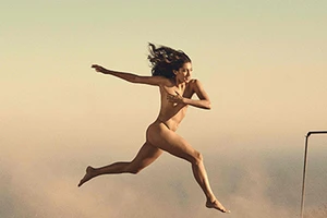 Ngôi sao tuyển Mỹ khỏa thân trên bìa tạp chí