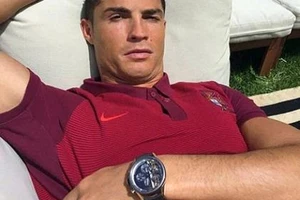 Ronaldo khoe hàng hiệu trước trận gặp Ba Lan