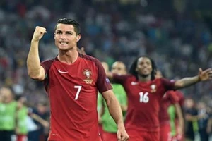 Ronaldo hoảng hồn vì bị fan cuồng 'dí' trên sân