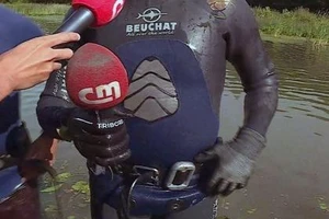 Chiếc micro Ronaldo ném xuống hồ được mang đi đấu giá 