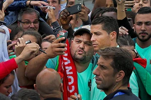 Cristiano Ronaldo chụp ảnh 'tự sướng' với fan trước trận gặp xứ Wales 
