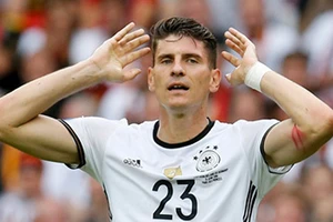Tiền đạo Đức Mario Gomez sớm chia tay Euro 2016 vì chấn thương