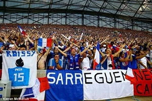 Ngạc nhiên khi tuyển Pháp ăn mừng theo kiểu tuyển Iceland