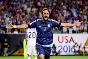 Vừa bán Pogba, Juventus mua Gonzalo Higuain với giá kỷ lục