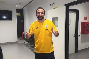 'Lão bà' dang tay chào đón Higuain trong cơn bộn bề mưa đá