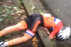 Gần giành HCV Olympic, cua-rơ nữ bị tai nạn khủng khiếp