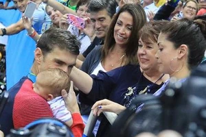 Michael Phelps hôn con trai bé bỏng mừng chiếc HCV thứ 21