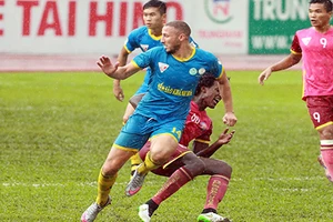 Phun nước bọt vào mặt nhau, 2 cầu thủ bị phạt nặng