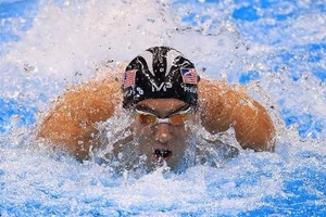 Michael Phelps giúp đội bơi Mỹ lập kỷ lục tại Olympic 