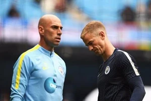 Pep Guardiola sa thải thủ môn số 1 nước Anh 