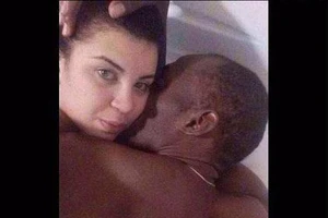 Usain Bolt vui vẻ với người đẹp trong đêm sinh nhật hoang dã